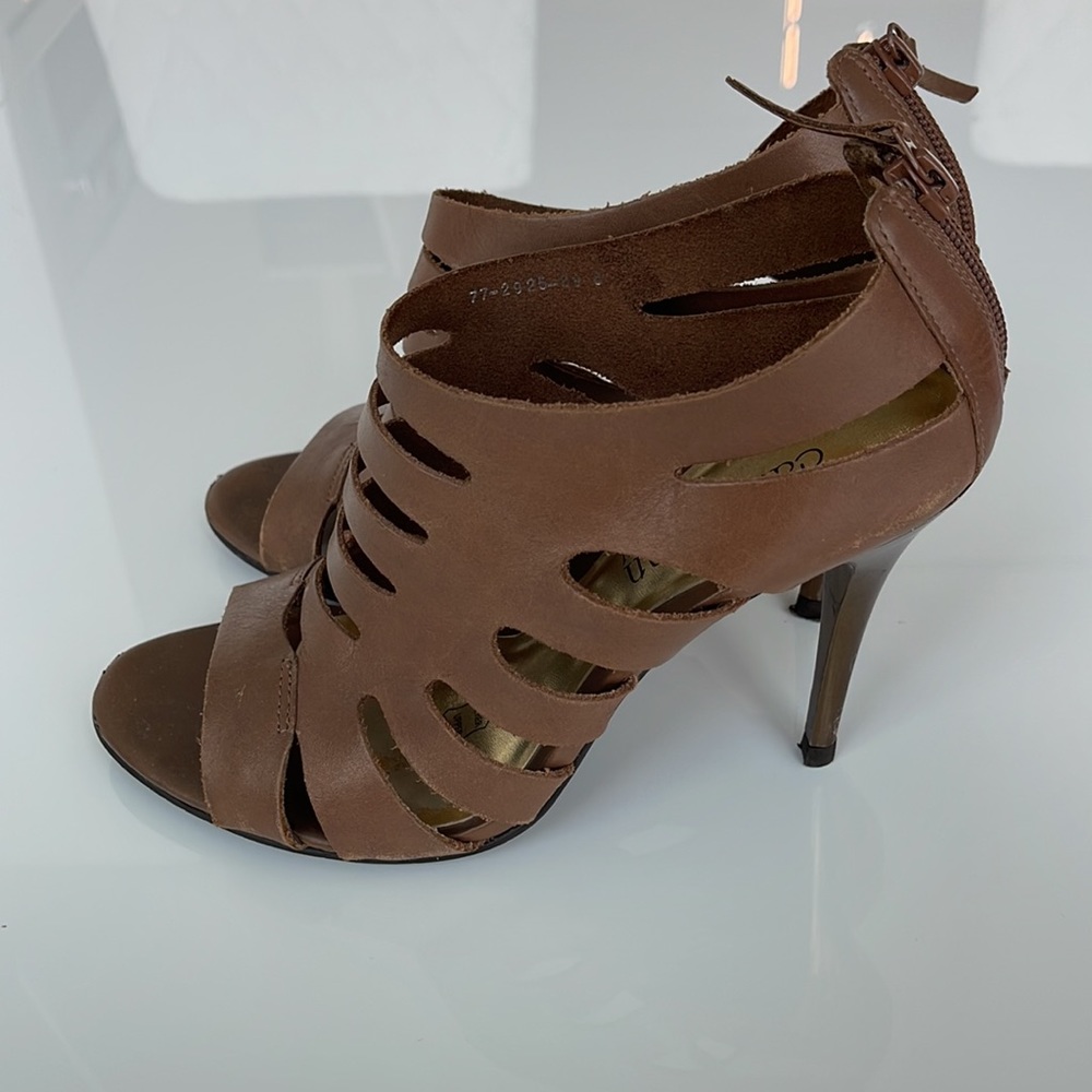 Brown leather prep toe style heels